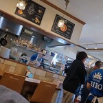 ピッツェリア ヒロ - 厨房です。お客さんと店員の後ろに釜があります。