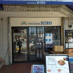 PIZZERIA HIRO - 店頭です。メニューの後ろに薪が積まれています。