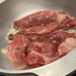 牛銀本店 - 白だし醤油を回しかけて暫しグツグツグツ