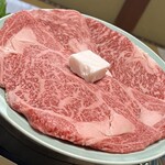 牛銀本店 - 左前方斜め30度から撮影。他店の倍はありそうな厚切りです。お肉の旨味が一番楽しめそう\(//∇//)\