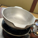 牛銀本店 - 汐ちり用のアルミ鍋。ピッカピカに磨き上げられています