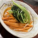 牛銀本店 - 最初に焼いた肉のエキスを残さず吸収した野菜たち