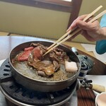 牛銀本店 - 仲居さんがお肉をひっくり返します