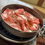 牛銀本店 - 第二陣を鍋に並べ上白糖と濃口醤油を投入したところ