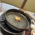牛銀本店 - 第一陣を焼き終えると水を投入し、鍋肌の旨味をこそげ取ります。火を止めて自然乾燥すると旨味の塊が鍋の中に残ります