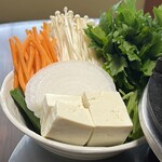 牛銀本店 - 最初の三枚のリブロースを焼いた後、その肉汁を絡めながら、玉葱、ニンジン、エノキ、豆腐などの野菜を炒めます