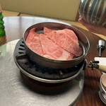 牛銀本店 - ガスを点火してすぐに、三枚の特産リブロースを敷き詰めます
