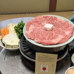 牛銀本店 - 特産リブロースです。これで四枚280gの二人前。二回に分けてすき焼きに。