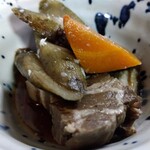 とん八 - 豚バラ肉とごぼうの煮物 420円(税込)(2024年5月8日撮影)