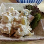とん八 - ポテトサラダ(小) 280円(税込)豚バラ肉とごぼうの煮物 420円(税込)(2024年5月8日撮影)