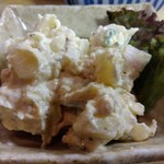 とん八 - ポテトサラダ(小) 280円(税込)豚バラ肉とごぼうの煮物 420円(税込)(2024年5月8日撮影)