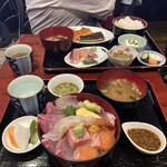 Genkai Shungyo Izakaya Kojima - 海鮮丼ランチ1300円　塩焼き定食1000円