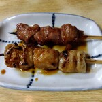 とん八 - シロ 110円(税込)＋カシラ 110円(税込)(2024年4月24日撮影)