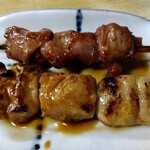 とん八 - シロ 110円(税込)＋カシラ 110円(税込)(2024年4月24日撮影)