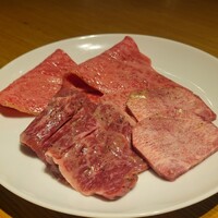 ビーフキッチン 恵比寿店 - 塩物の焼肉 盛り付け タン ハラミ リブシン