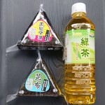 ディオ - エビマヨ おむすび (税抜)74円、昆布 おむすび (税抜)74円、緑茶 500ml (税抜)37円 (2024.05.19)