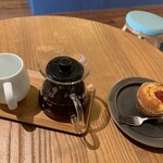 Cherry Core Coffee Roaster - ケニア カリンドゥンドゥ 600円、苺とクリームチーズのカップケーキ 300円（いずれも税込）