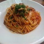 バツ - 牛バラとパプリカのトマトラグーソーススパゲッティ