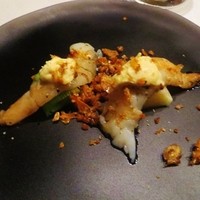 リョウリヤ ステファン パンテル - アミューズ　片面焼き海老、蒸した九条葱、バニラアイスと焼き海老殻のクラッシュかけ