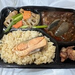 九尾の狐 - 中華幕の内弁当（麻婆茄子、豚肉と旬野菜のオイスターソース炒め、鶏の唐揚げ、鮭チャーハン）店舗前の自販機で販売
