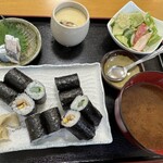 丸秀寿し - 好きなお寿司を選んで＋100円で小鉢２品と赤出汁、茶碗蒸しがつきます！