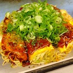 Hiroshima Okonomiyaki Teppanyaki Kurahashi - 広島お好み焼 倉橋焼き イカ天そば入り ネギ掛け
