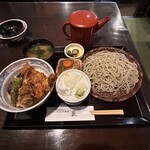 Sobakirishusai Yabu - ▪️【姫天丼にもり又はかけ1390円】税込。
                        　もり、天丼、味噌汁、煮物、漬物といった配膳になっていますね。
                        　女性店員さんが言っていたように、姫って書いてありますが、それなりにボリュームがある❣️