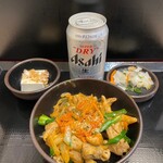 もつ次郎 南青山1丁目店 - もつ炒めセット　ビール