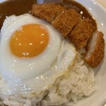 カレー専門店 横浜 - カツカレー（ランチ）目玉焼き