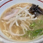 Ramen Sakaba Yamagoya - チャーシュー一枚、ネギ、キクラゲ、もやしはデフォルト。すりごまは卓上にあり。