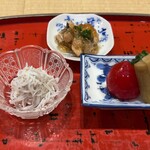 道後 海舟 - 穴子煮凝り（上）しらす（左）新香盛り（右）