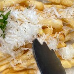 247410087 - GONZOのフライドポテト　たっぷりリコッタチーズとトリュフ塩！！　手が止まらない…