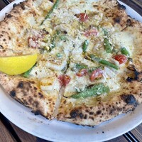 ピッツェリア&トラットリア ゴンゾ 目黒店 - ピッツァコンプレッソ　モッツァレラチーズ　アオリイカ　鰆マンテカート　サヤインゲン　チェリートマト　ケッパー　ニンニク　ピスタチオパン粉　黒胡椒