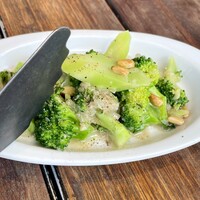 ピッツェリア&トラットリア ゴンゾ 目黒店 - ブロッコリーのアンチョビマリネ　松の実が良いアクセント！！