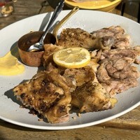 リオ・ブルーイング・コー ビストロアンドガーデン 東京ミッドタウン - 「高知県産ブランド豚　四万十ポーク」と「自家製骨付きひな鳥のローストチキン　デュカスパイス」石窯ローストグリル2種盛り合わせ