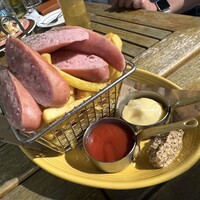リオ・ブルーイング・コー ビストロアンドガーデン 東京ミッドタウン - 粗挽きスモークソーセージ・ベルギー産ビンチェ芋のポムフリッツ