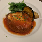 イヌイット - チーズとトマトソースのハンバーグ