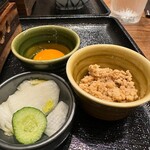 Naya Bashi Hambagu - お漬物も美味しいしそぼろもたまらんく美味しい、コレで大盛りご飯半分なくなっちゃうご飯泥棒だけどご飯おかわり無料なので安心して食べられます笑  