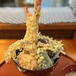 Suikou - 特大えび天丼には、椎茸　カボチャ　ピーマン　茄子　人参　　　魚天入り。