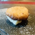 西欧料理 サヴァカ - 【小菓子】
      ⑫ クリームチーズ+レーズンのクッキーサンド