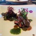 西欧料理 サヴァカ - 【メイン2種】
      ⑦ 鹿スネ肉ロースト、赤ワイン+サワーチェリーソース
      　 鹿モモ肉ロティ、2種の行者大蒜ソース（豆漬け、発酵+ジュ）