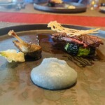 西欧料理 サヴァカ - 【メイン2種】
      ⑧ 夏留鴨（カルガモ）のロティ、ズッキーニのソテー、汁+赤ワインソース
      　 小鴨のコンフィ、菜花？のフリット
      　 馬鈴薯のペースト添え