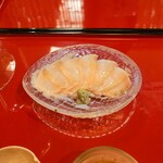 Eigetsu - 長崎のアワビ、わさびの手前にアワビの歯、塩と肝醤油