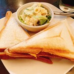 パルファン - ハムチーズたまごホットサンド　ここにもマカロニサラダ