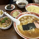 支那ソバ かづ屋 - 手前：ワンタン麺+ルーロー飯セット、奥：つけそば+ジャンロウ飯(一番左)