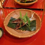 赤坂 詠月 - 琵琶湖の稚鮎、米酢に叩いたたでの葉