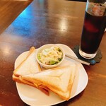 パルファン - ホットサンドとアイスコーヒー