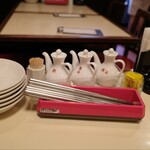 横濱中華街 東光飯店 - 卓上調味料。呼び出しボタンあり。