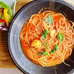 ティージーカフェ - 本日のおすすめパスタ（サラダ付）小エビと春キャベツのトマトソース