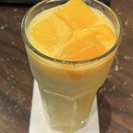 タリーズコーヒー - マンゴーヨーグルトスワークル。マンゴーがゴロゴロ入ってます